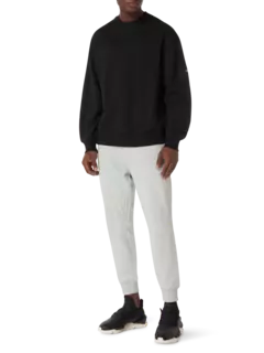 سويت شيرت بفتحة رقبة مستديرة مزين بشعار