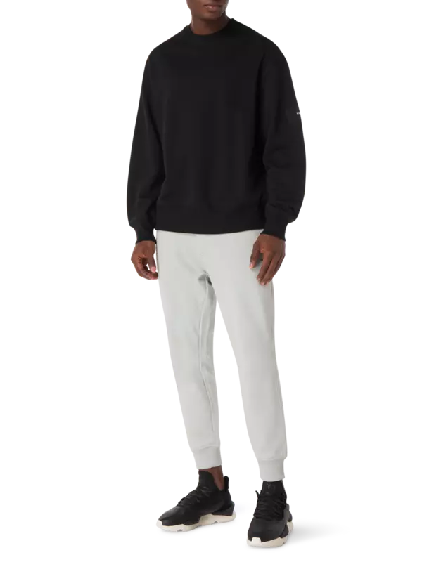 سويت شيرت بفتحة رقبة مستديرة مزين بشعار