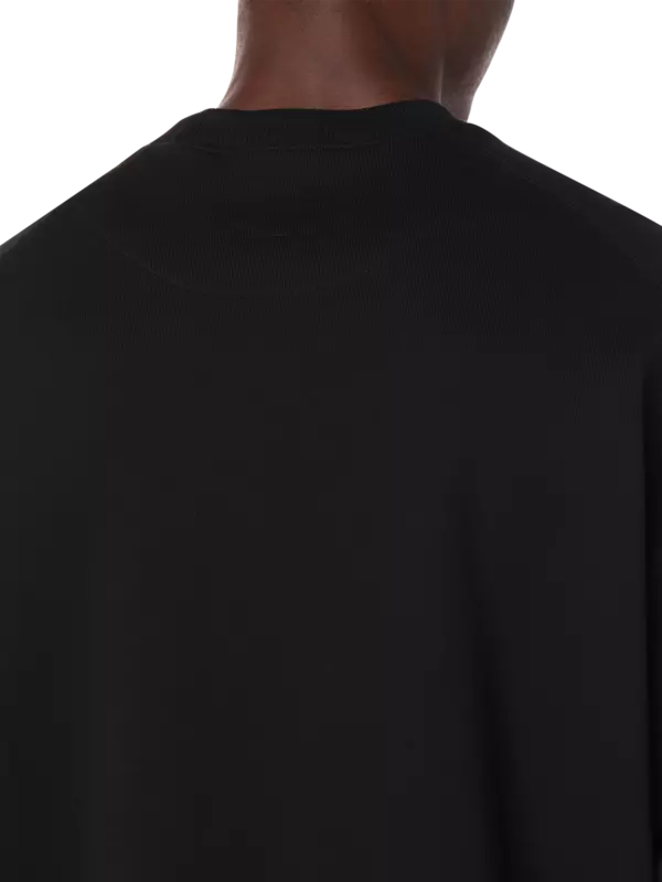 سويت شيرت بفتحة رقبة مستديرة مزين بشعار