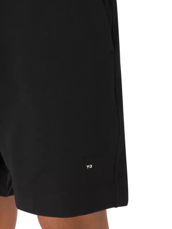 شورت مزين بشعار