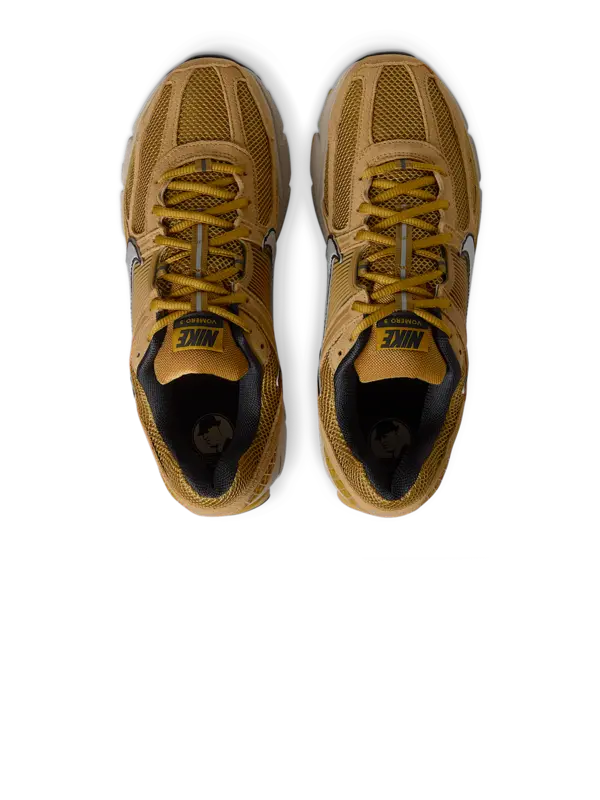 /original/HF1553-M_NIKE_Ochre_Mtlc_5.png_convert-600x800