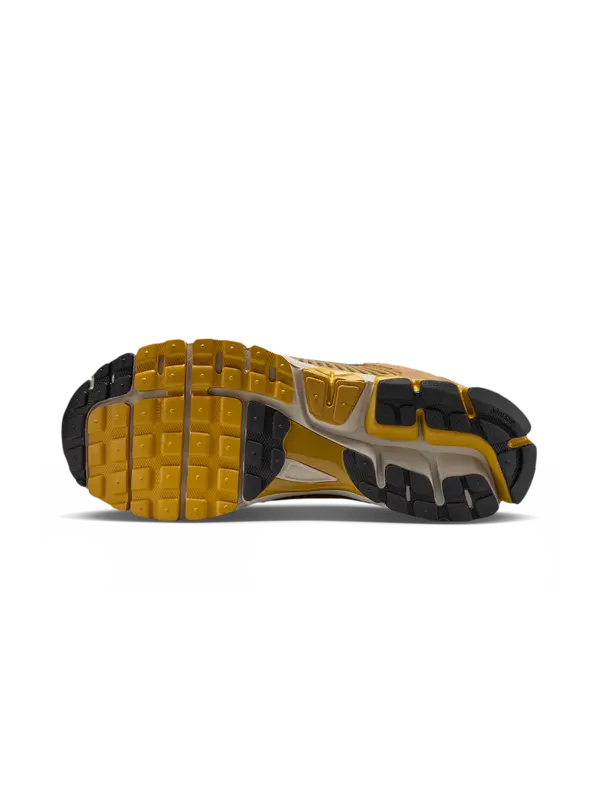 /original/HF1553-M_NIKE_Ochre_Mtlc_6.png_convert-600x800