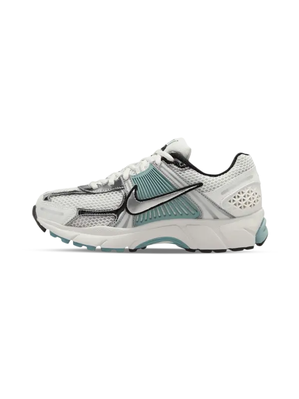 /original/HF1877-W_NIKE_Summit Whi_4.png_convert-600x800