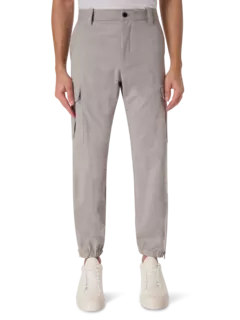 بنطال كارجو بقصة واسعة من الأعلى وضيقة من الأسفل