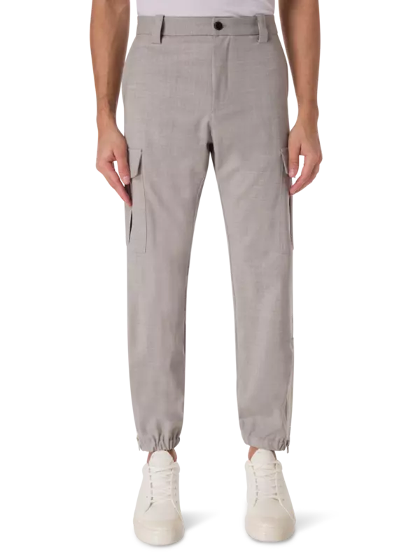 بنطال كارجو بقصة واسعة من الأعلى وضيقة من الأسفل