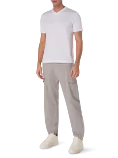 بنطال كارجو بقصة واسعة من الأعلى وضيقة من الأسفل