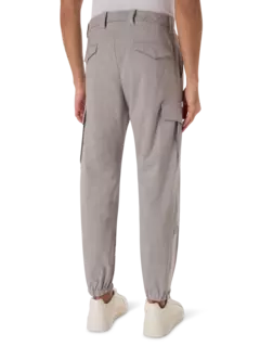 بنطال كارجو بقصة واسعة من الأعلى وضيقة من الأسفل