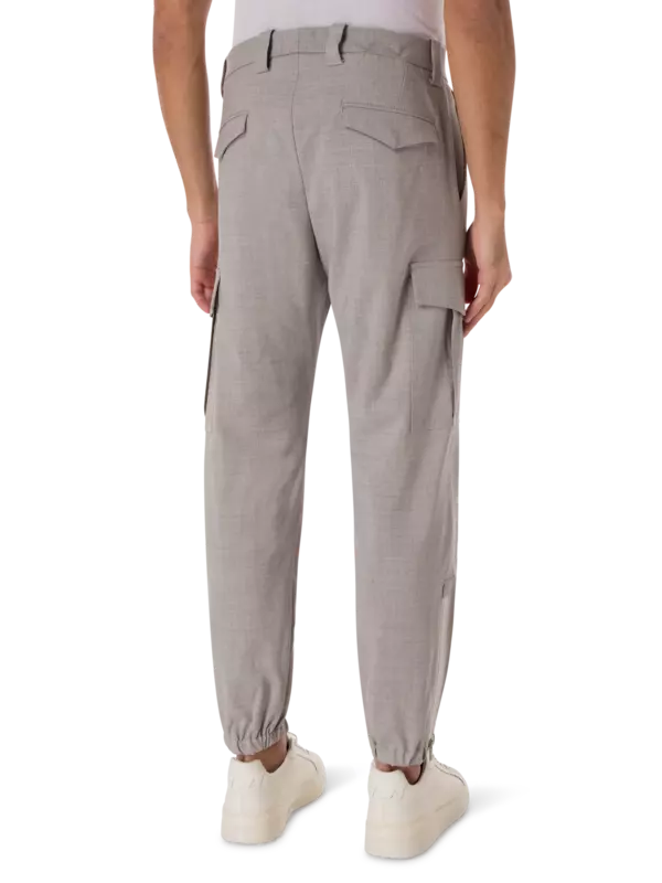 بنطال كارجو بقصة واسعة من الأعلى وضيقة من الأسفل