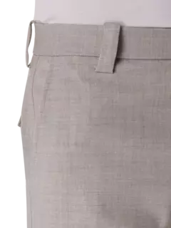 بنطال كارجو بقصة واسعة من الأعلى وضيقة من الأسفل