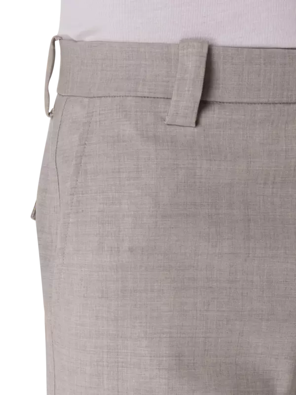 بنطال كارجو بقصة واسعة من الأعلى وضيقة من الأسفل