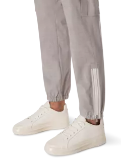 بنطال كارجو بقصة واسعة من الأعلى وضيقة من الأسفل