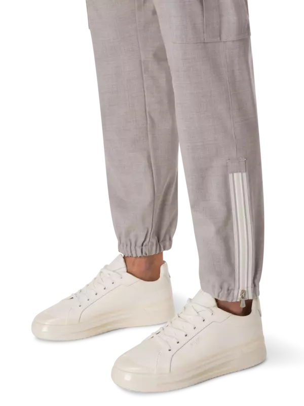 بنطال كارجو بقصة واسعة من الأعلى وضيقة من الأسفل