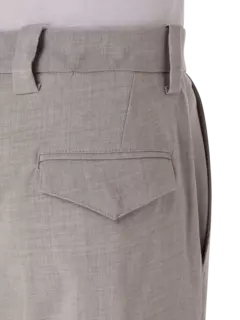 بنطال كارجو بقصة واسعة من الأعلى وضيقة من الأسفل