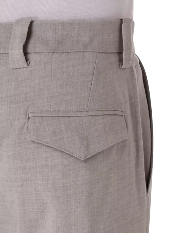 بنطال كارجو بقصة واسعة من الأعلى وضيقة من الأسفل