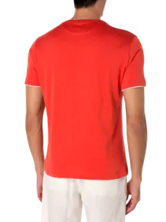 تيشيرت بفتحة رقبة مستديرة