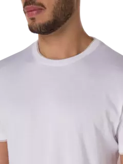 تيشيرت بفتحة رقبة مستديرة