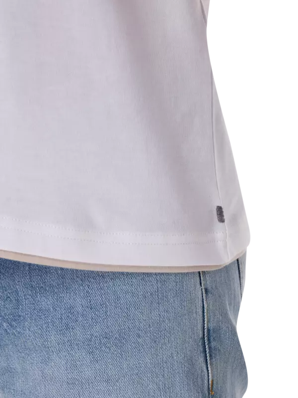 تيشيرت بفتحة رقبة مستديرة