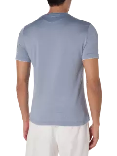 تيشيرت برقبة على شكل حرف V