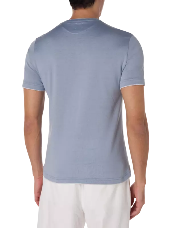 تيشيرت برقبة على شكل حرف V