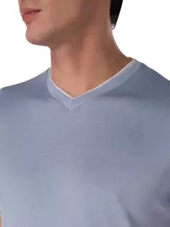 تيشيرت برقبة على شكل حرف V