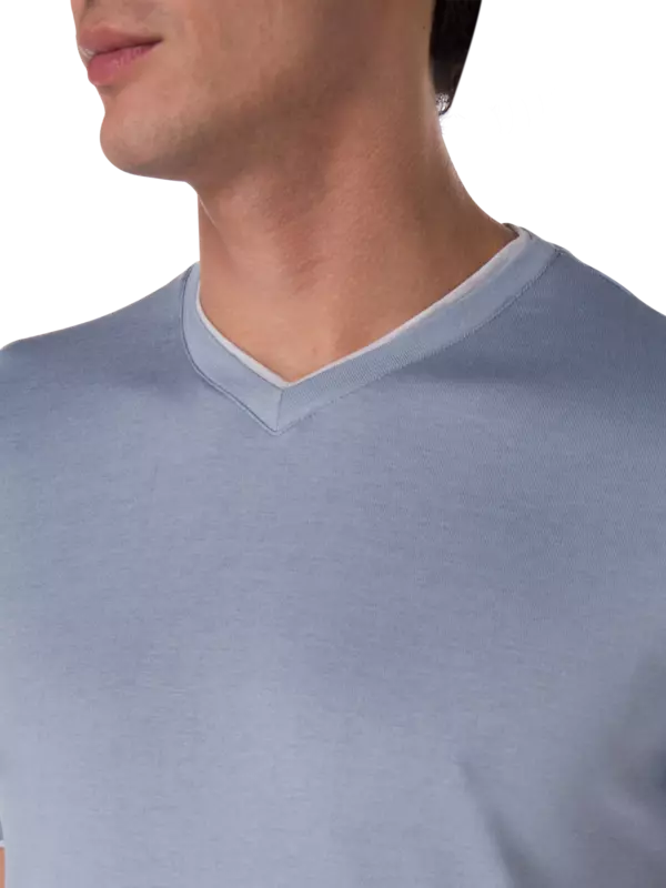 تيشيرت برقبة على شكل حرف V