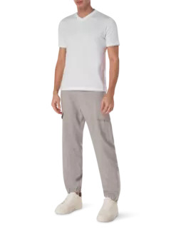 تيشيرت برقبة على شكل حرف V