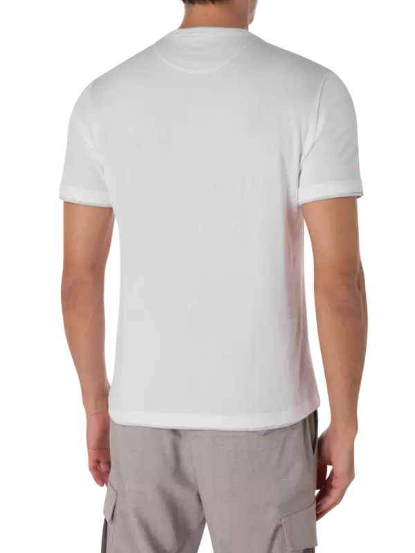 تيشيرت برقبة على شكل حرف V