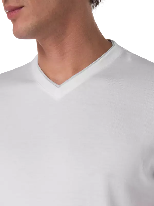 تيشيرت برقبة على شكل حرف V