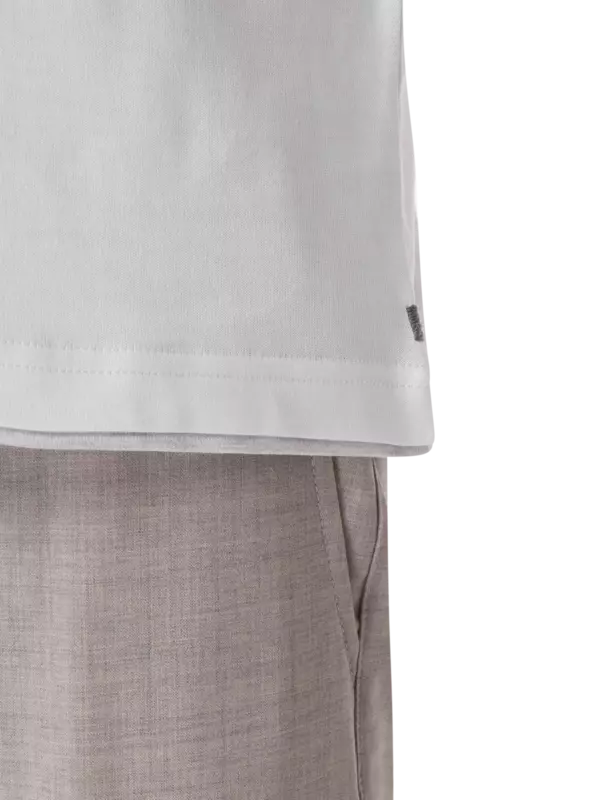 تيشيرت برقبة على شكل حرف V