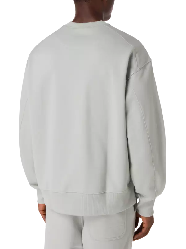 سويت شيرت بفتحة رقبة مستديرة مزين بشعار