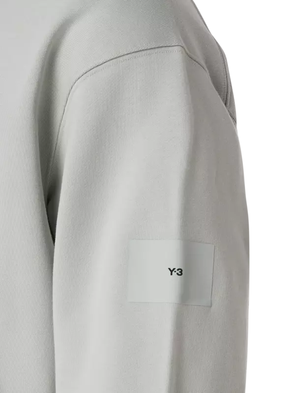 سويت شيرت بفتحة رقبة مستديرة مزين بشعار