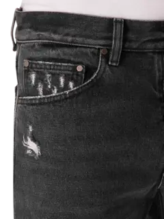 بنطال جينز بتأثير باهت