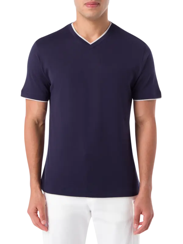 تيشيرت برقبة على شكل حرف V