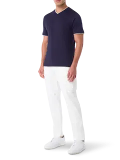 تيشيرت برقبة على شكل حرف V