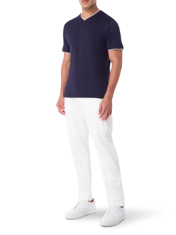 تيشيرت برقبة على شكل حرف V