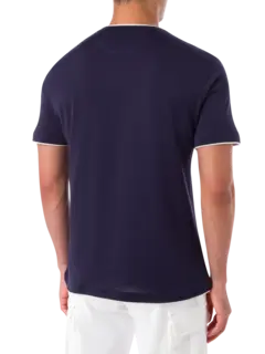 تيشيرت برقبة على شكل حرف V