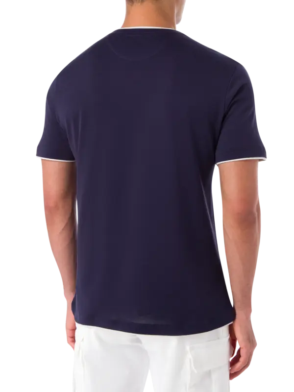 تيشيرت برقبة على شكل حرف V