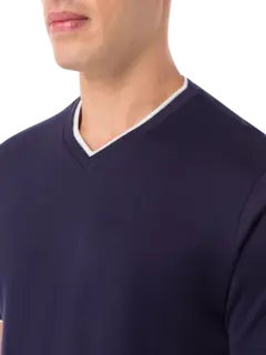 تيشيرت برقبة على شكل حرف V