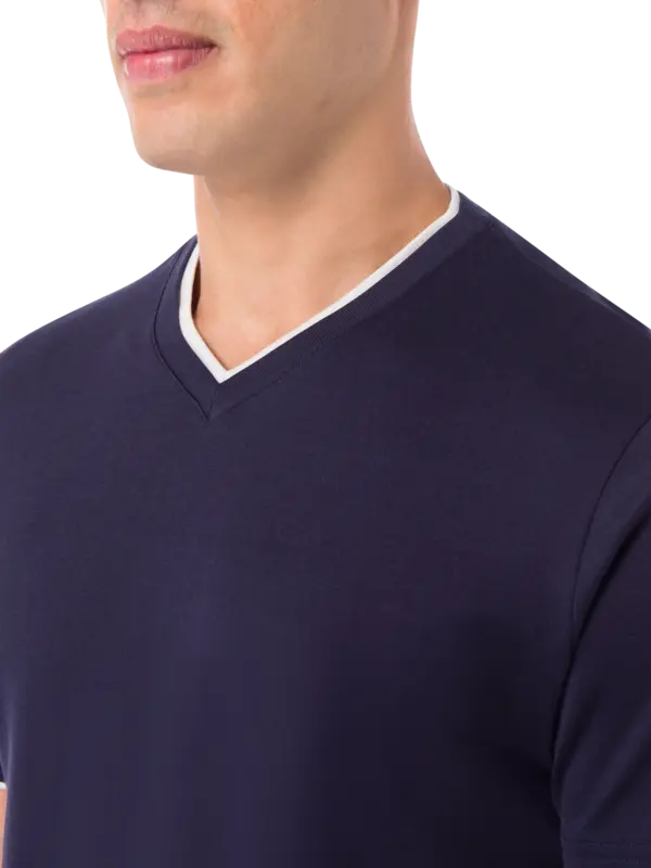 تيشيرت برقبة على شكل حرف V