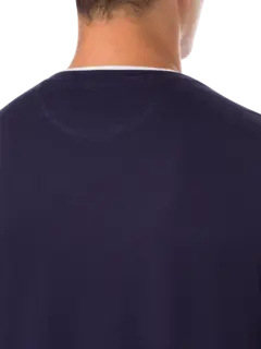 تيشيرت برقبة على شكل حرف V