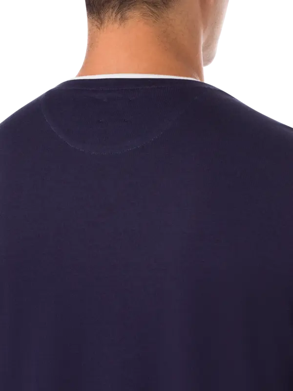 تيشيرت برقبة على شكل حرف V