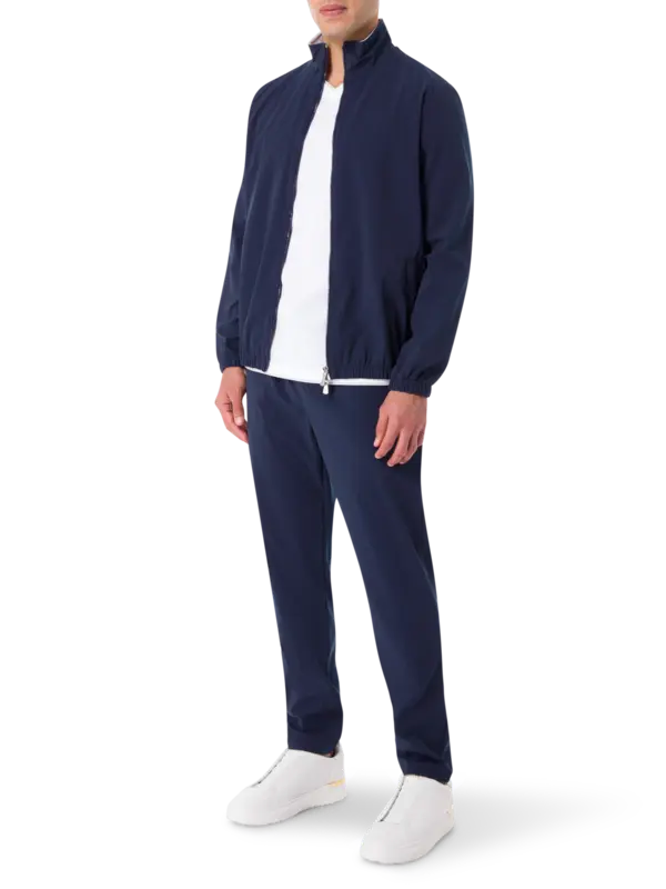 تيشرت برقبة على شكل حرف V