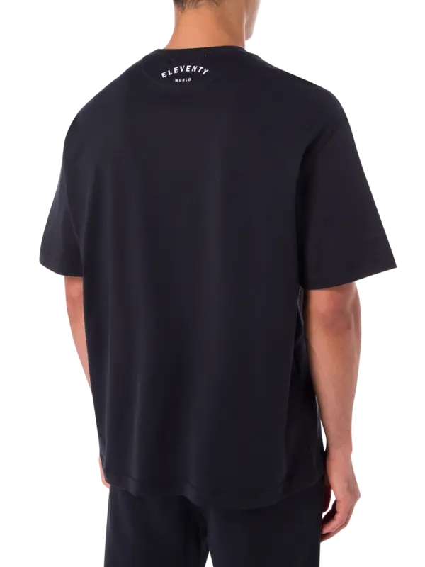 تيشرت بفتحة رقبة مستديرة