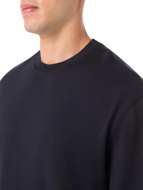 تيشرت بفتحة رقبة مستديرة