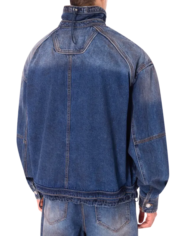 قميص بسحاب من الجينز المغسول بالزيت