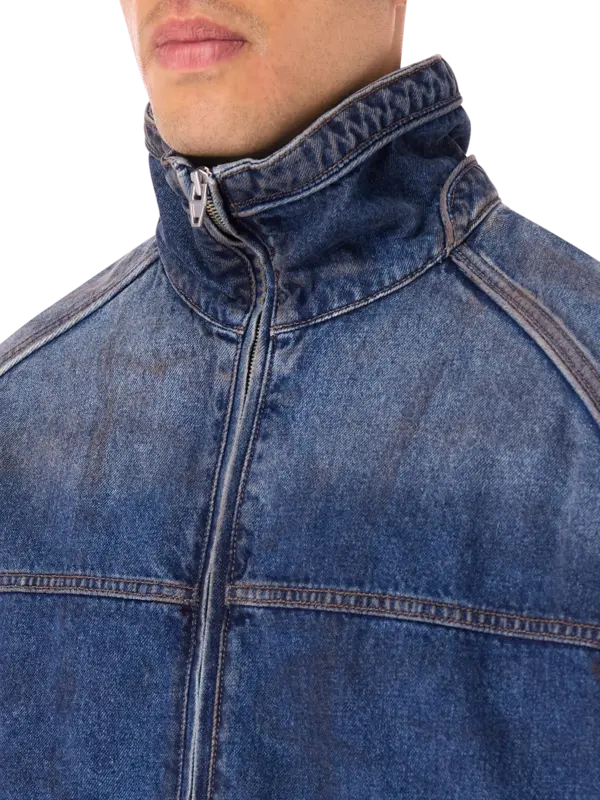 قميص بسحاب من الجينز المغسول بالزيت