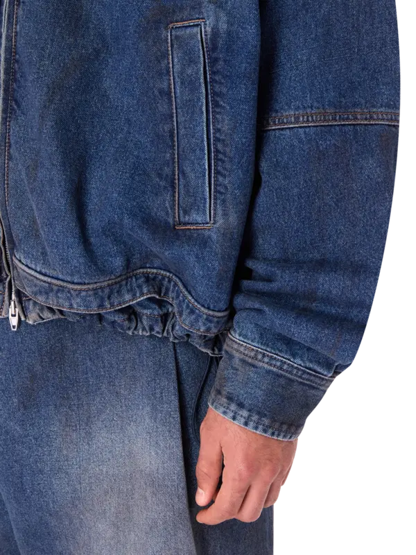 قميص بسحاب من الجينز المغسول بالزيت