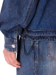 قميص بسحاب من الجينز المغسول بالزيت