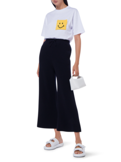 بنطال بأرجل واسعة وتصميم وجه مبتسم