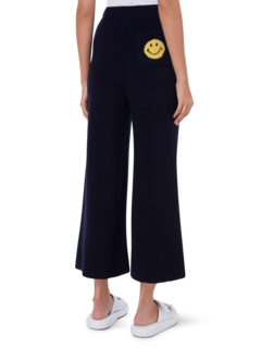 بنطال بأرجل واسعة وتصميم وجه مبتسم